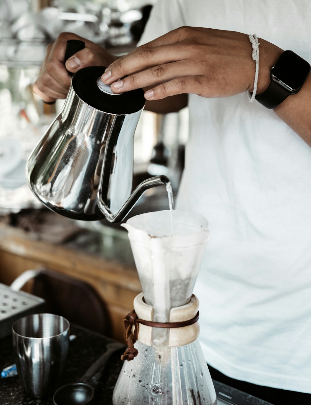 一杯ずつ丁寧にコーヒーを淹れる手元